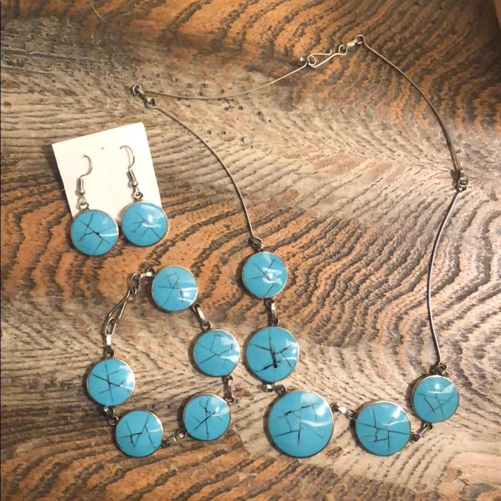 Reversible blue or black necklace